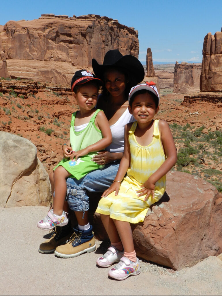 Photo de famille d'une entrepreneuse en vacances en Arizona avec ses deux filles.