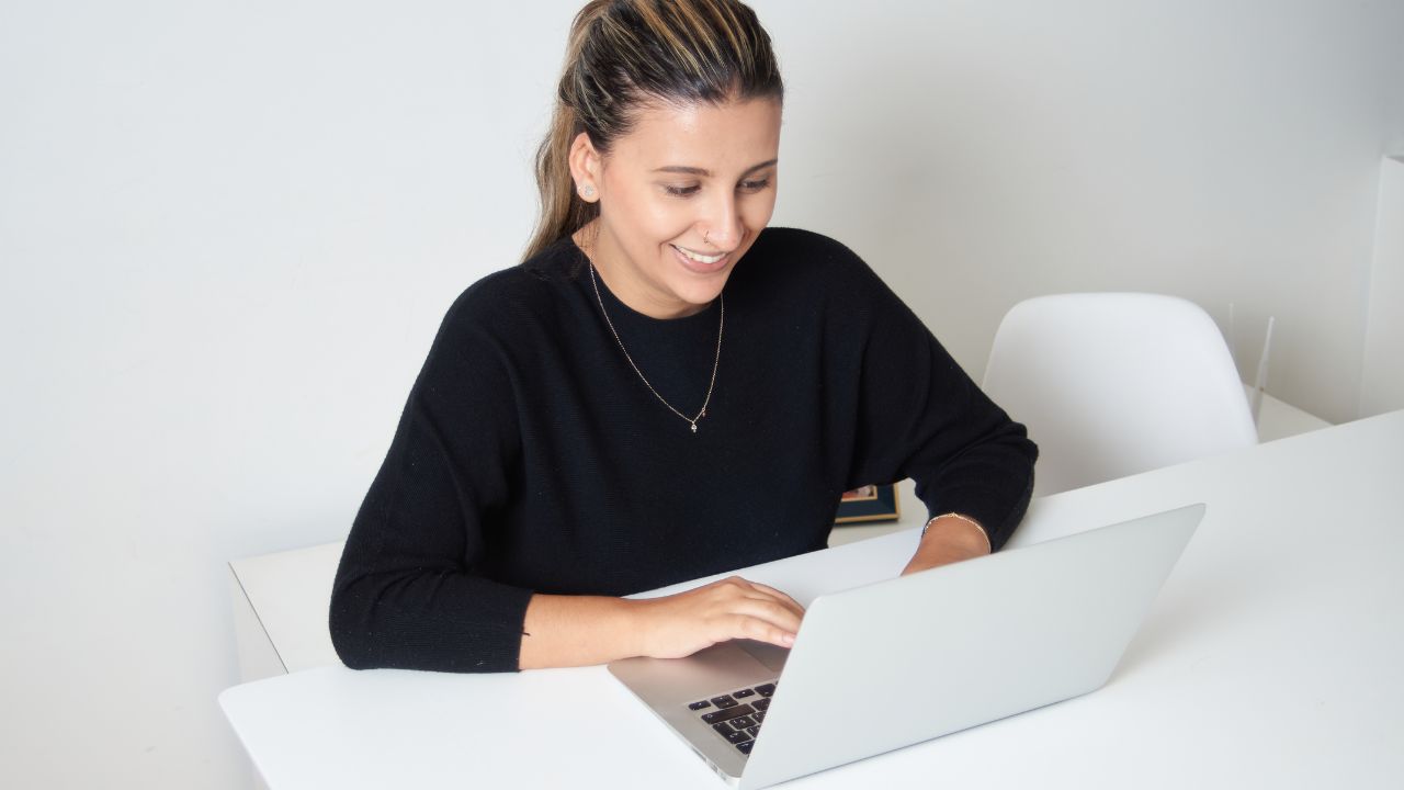 Femme entrepreneuse en train de structurer sa stratégie de contenu après un pic de visibilité